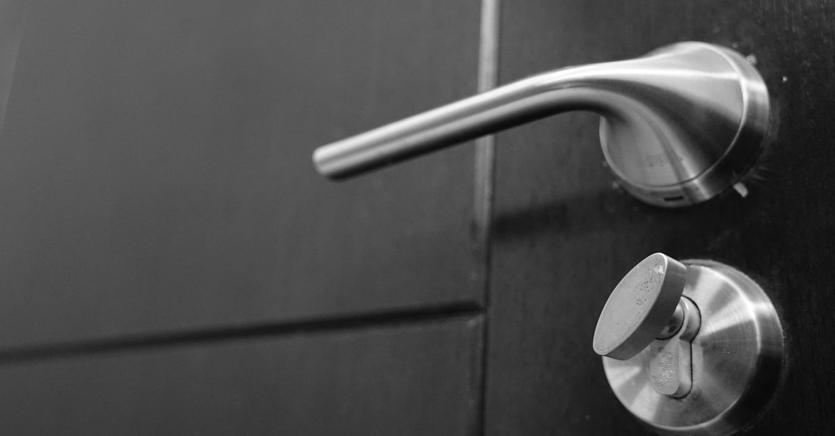 Single vs. Double Deadbolt Installation: Choosing the Right Fit for Your Elizabeth Home — Elizabeth NJ Locksmith